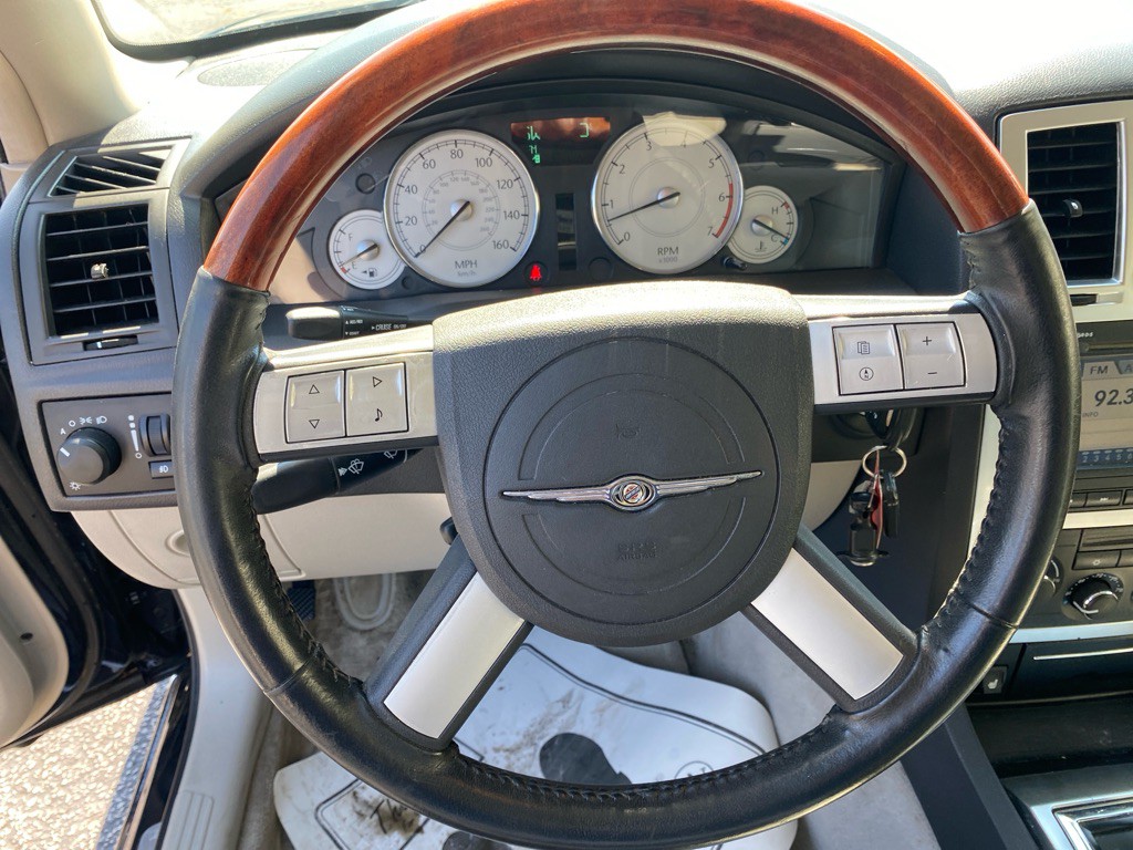 2005 Chrysler 300 Image 12