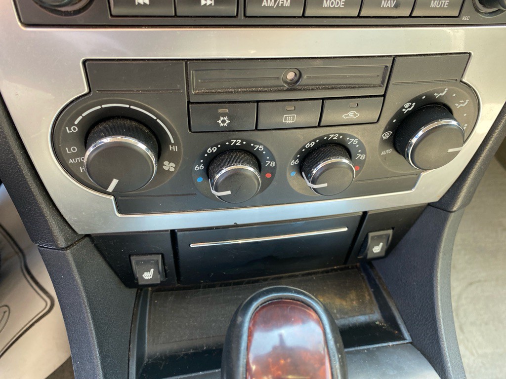 2005 Chrysler 300 Image 16