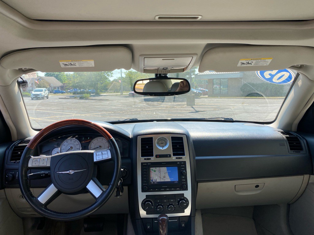 2005 Chrysler 300 Image 18