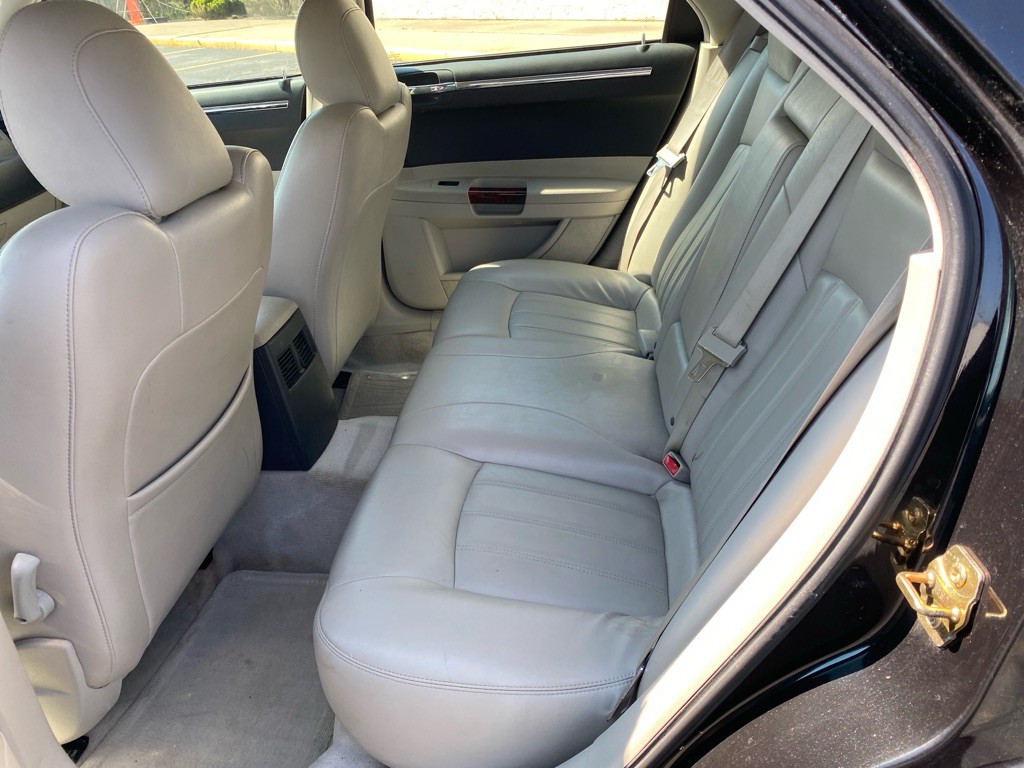 2005 Chrysler 300 Image 19