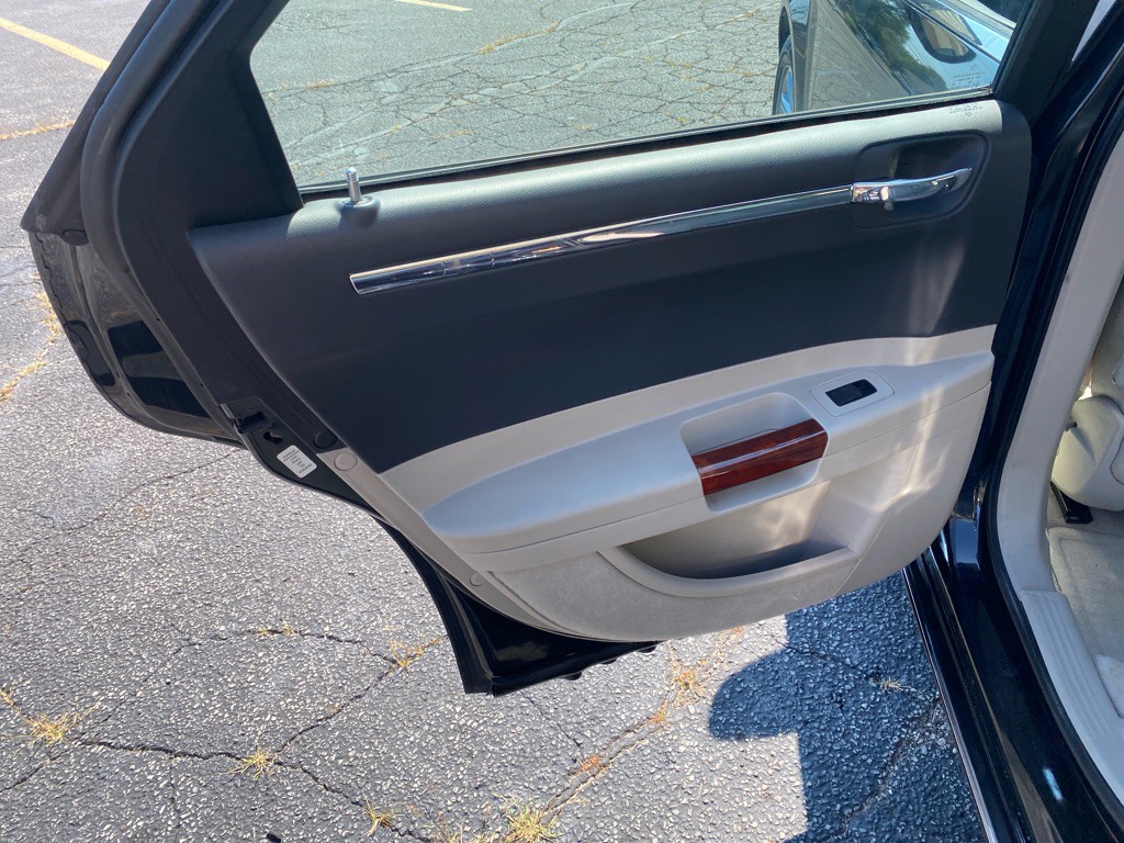 2005 Chrysler 300 Image 20