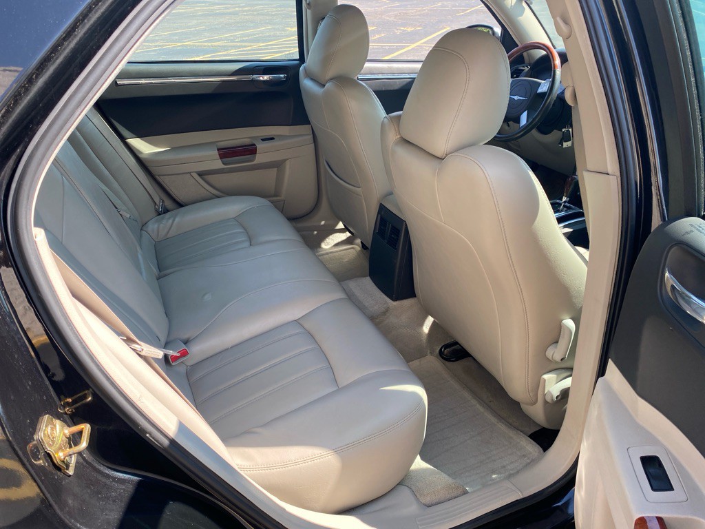 2005 Chrysler 300 Image 22