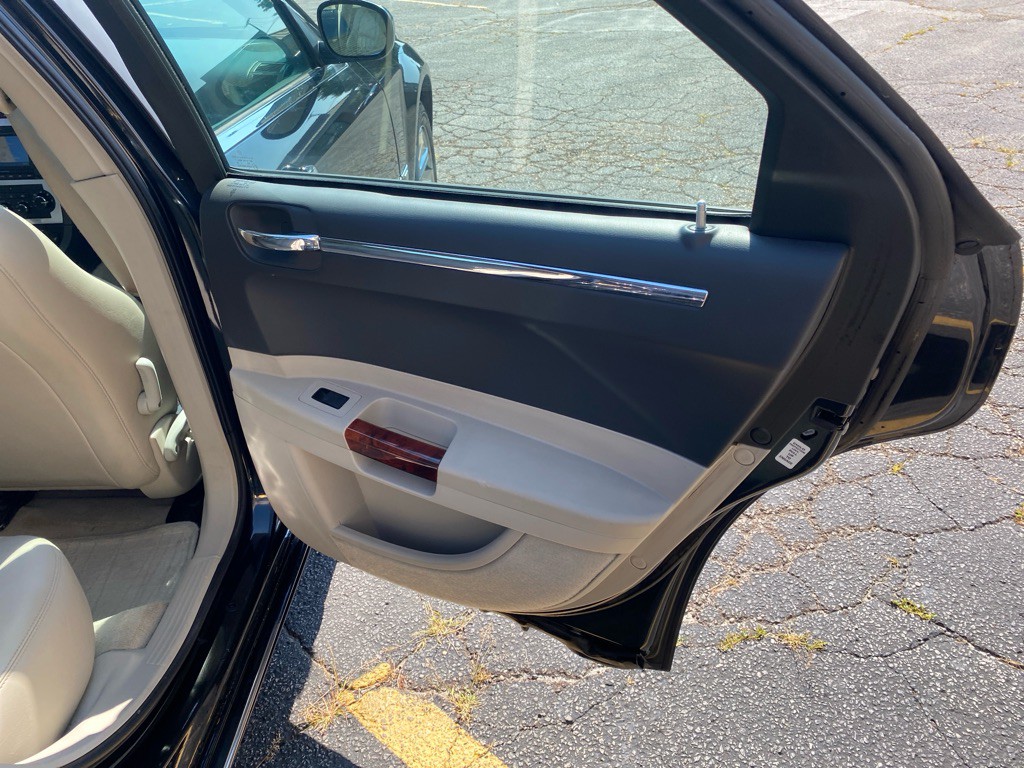 2005 Chrysler 300 Image 23