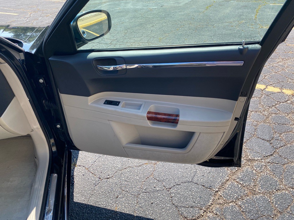 2005 Chrysler 300 Image 25