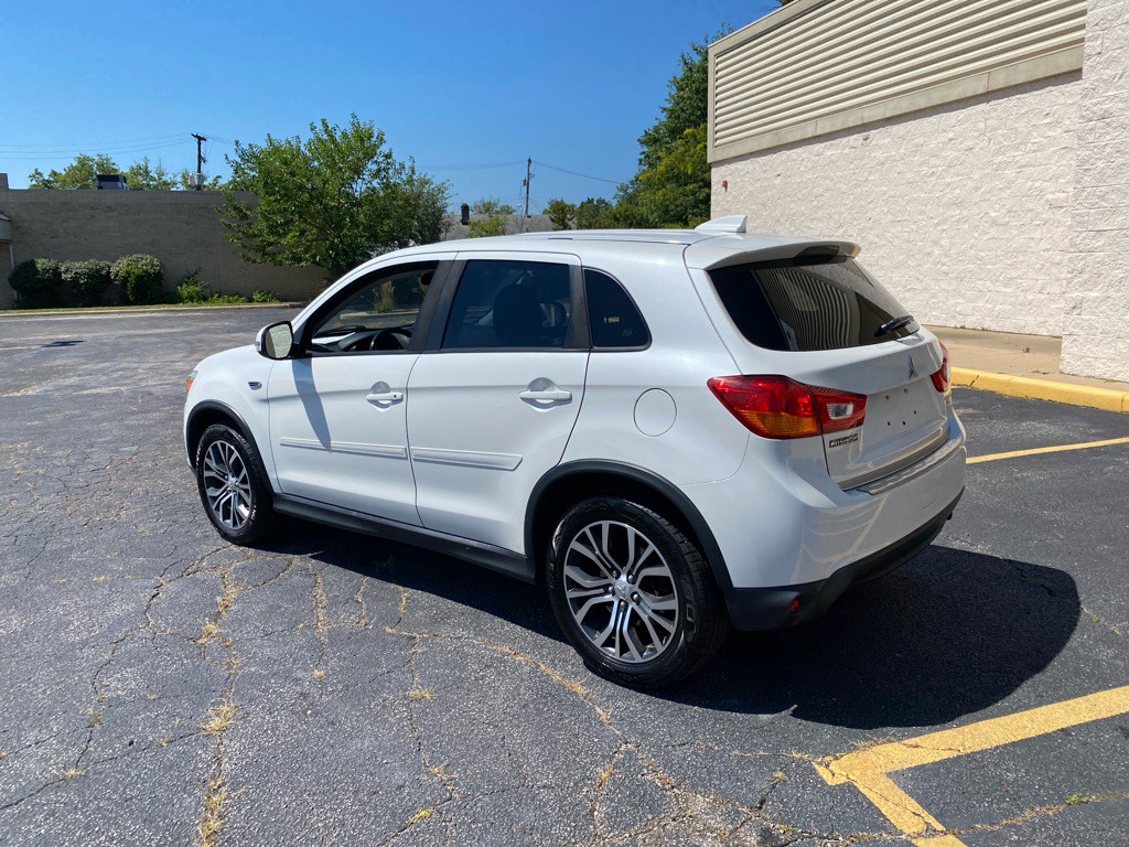 2017 Mitsubishi Outlander Image 3