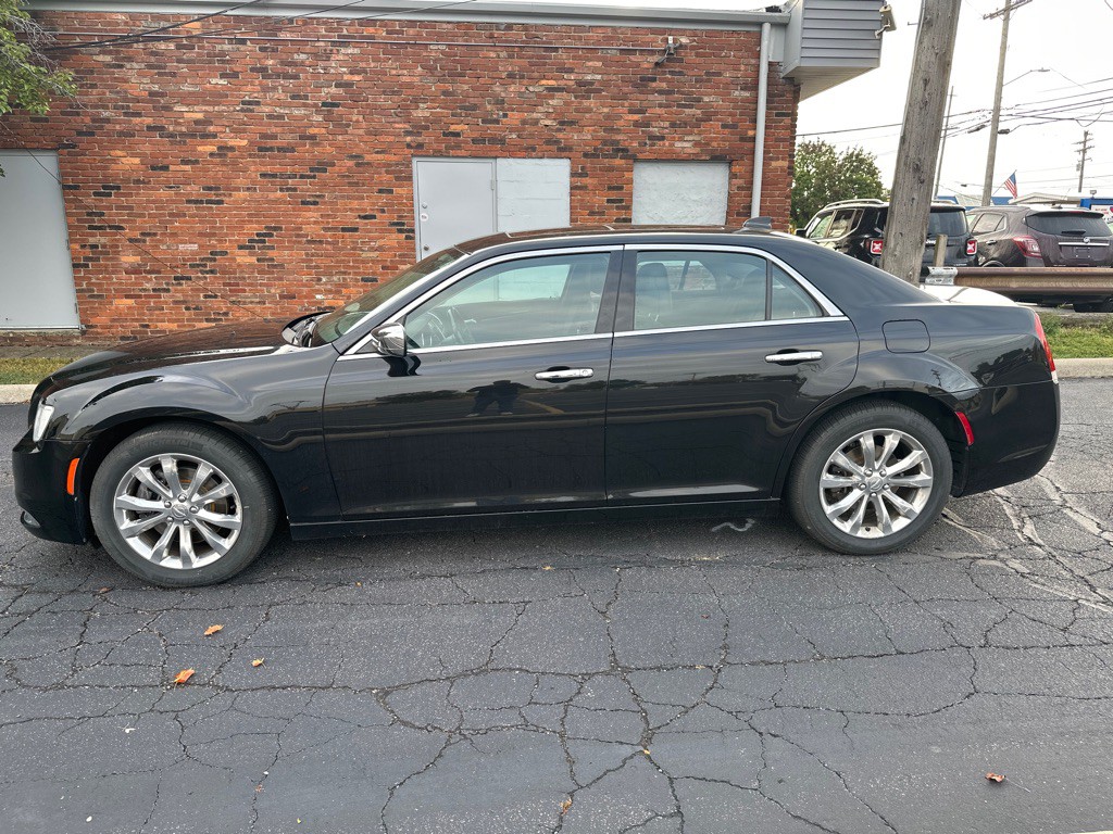 2016 Chrysler 300 Image 4