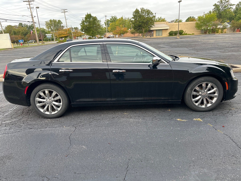 2016 Chrysler 300 Image 8