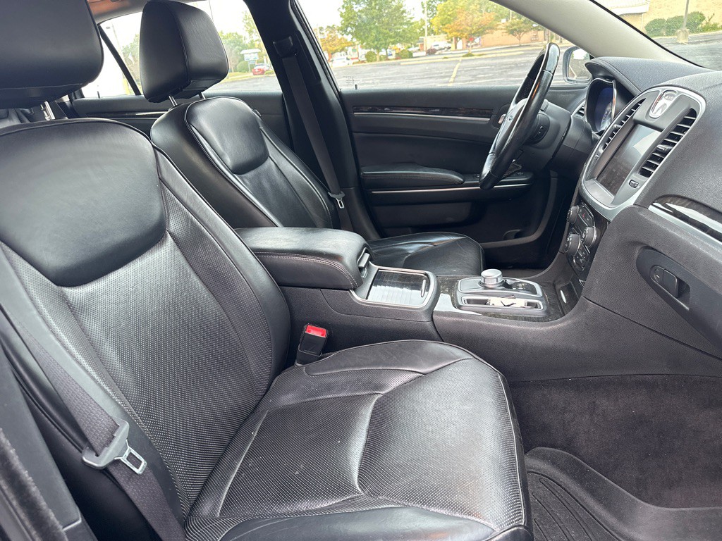 2016 Chrysler 300 Image 9