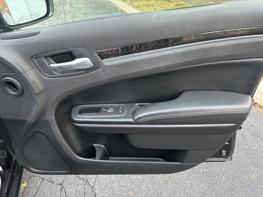 2016 Chrysler 300 Image 11