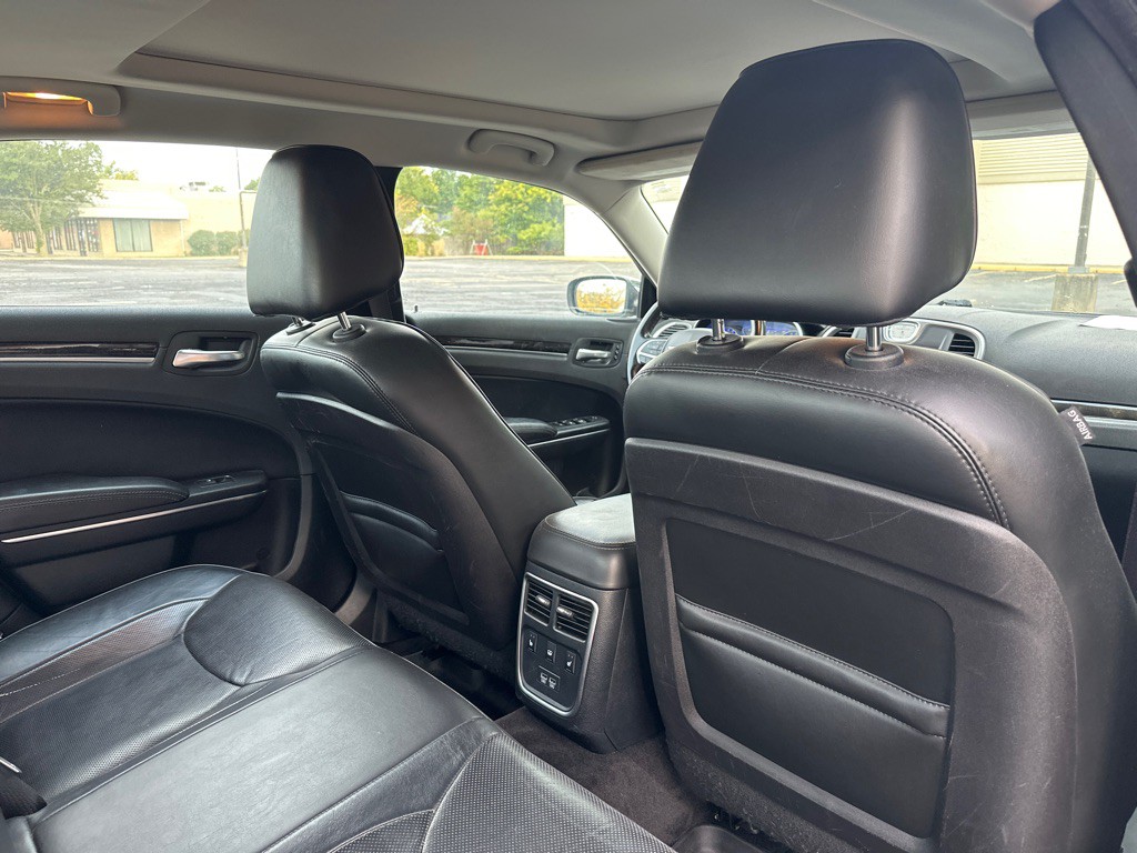 2016 Chrysler 300 Image 12