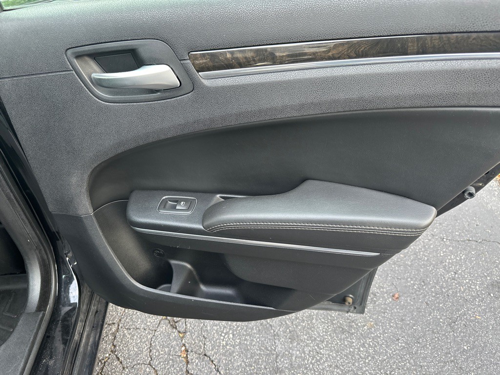 2016 Chrysler 300 Image 14