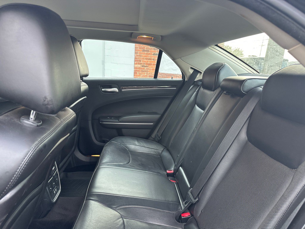 2016 Chrysler 300 Image 15