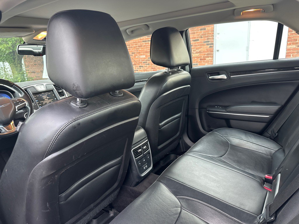 2016 Chrysler 300 Image 16