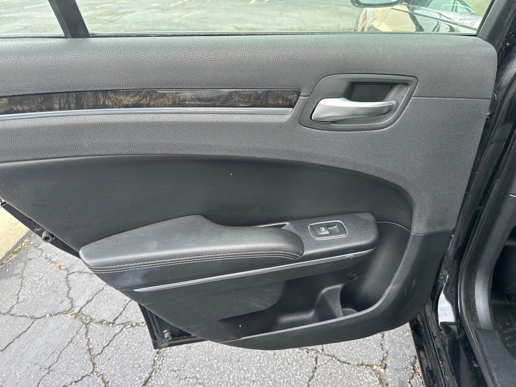 2016 Chrysler 300 Image 17