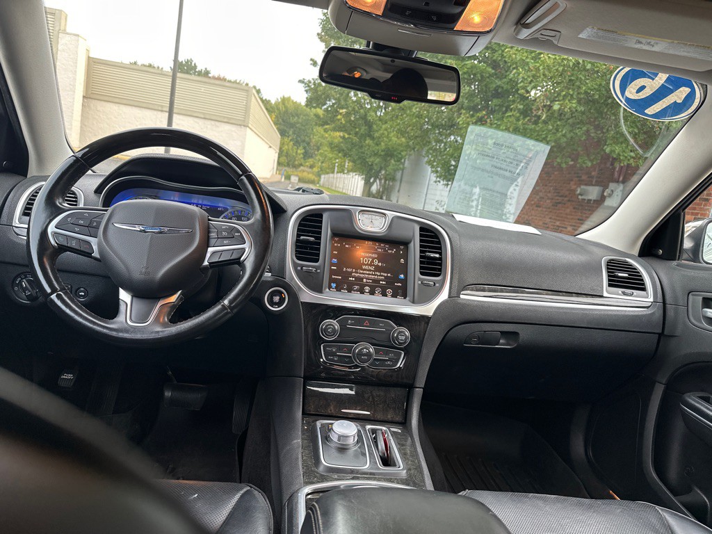 2016 Chrysler 300 Image 19