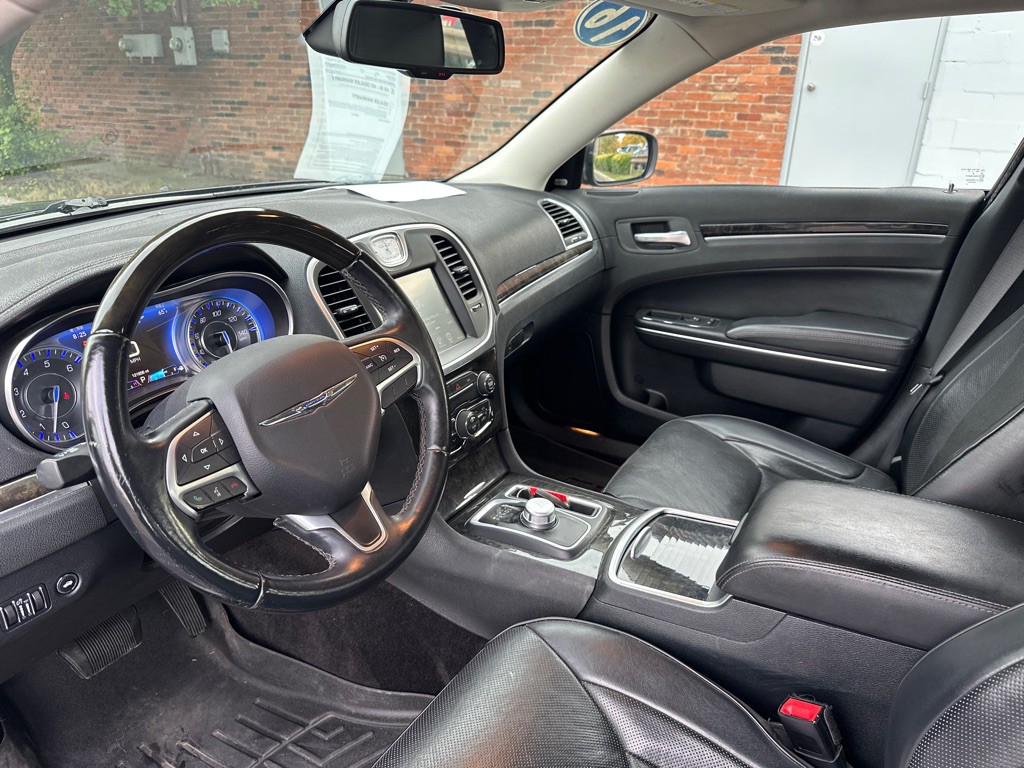 2016 Chrysler 300 Image 21