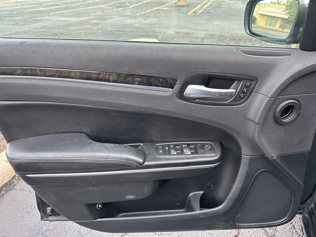 2016 Chrysler 300 Image 22