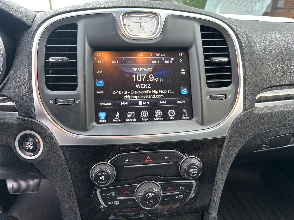 2016 Chrysler 300 Image 23