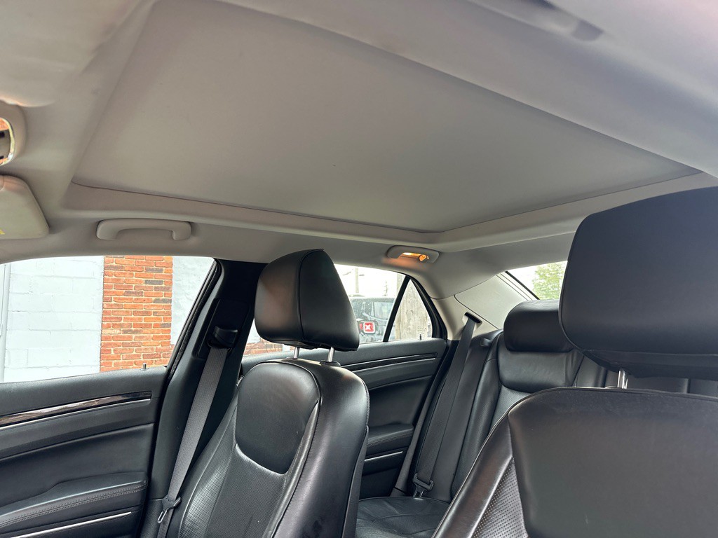 2016 Chrysler 300 Image 28