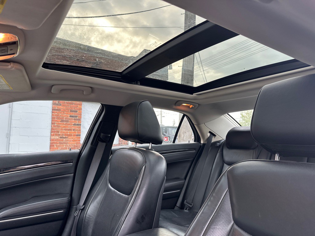 2016 Chrysler 300 Image 29