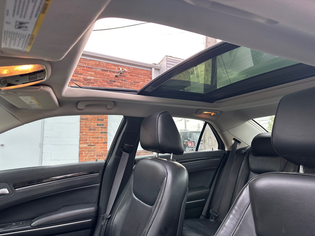 2016 Chrysler 300 Image 30