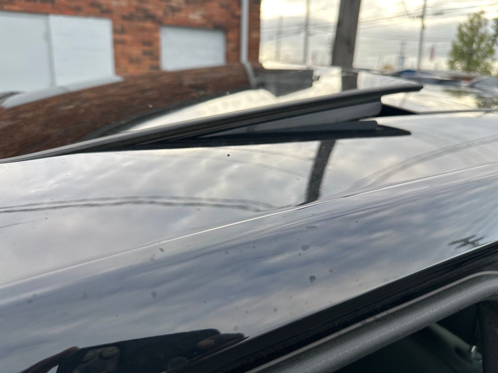 2016 Chrysler 300 Image 32