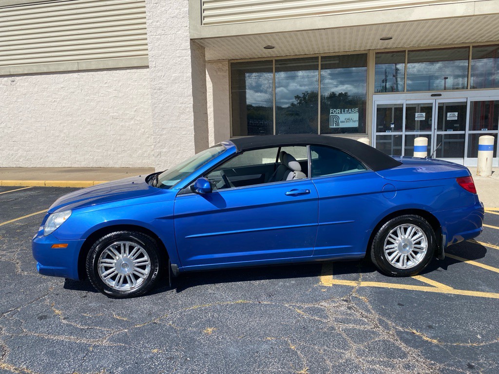 2008 Chrysler Sebring Image 2