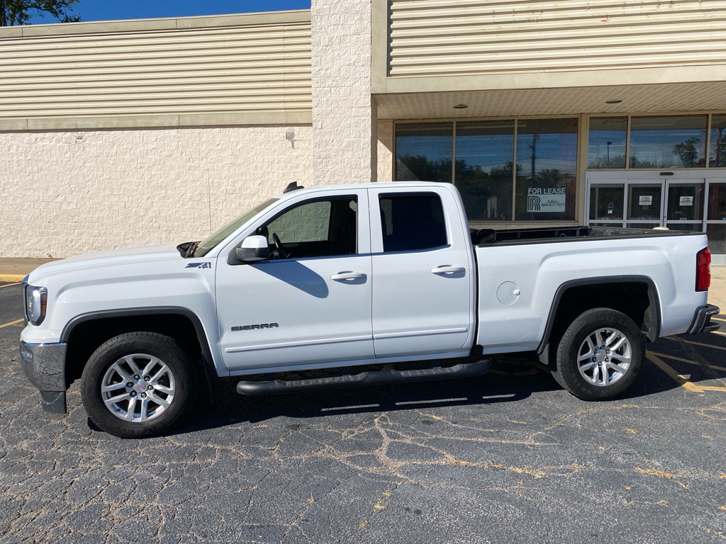 2017 GMC Sierra Image 2
