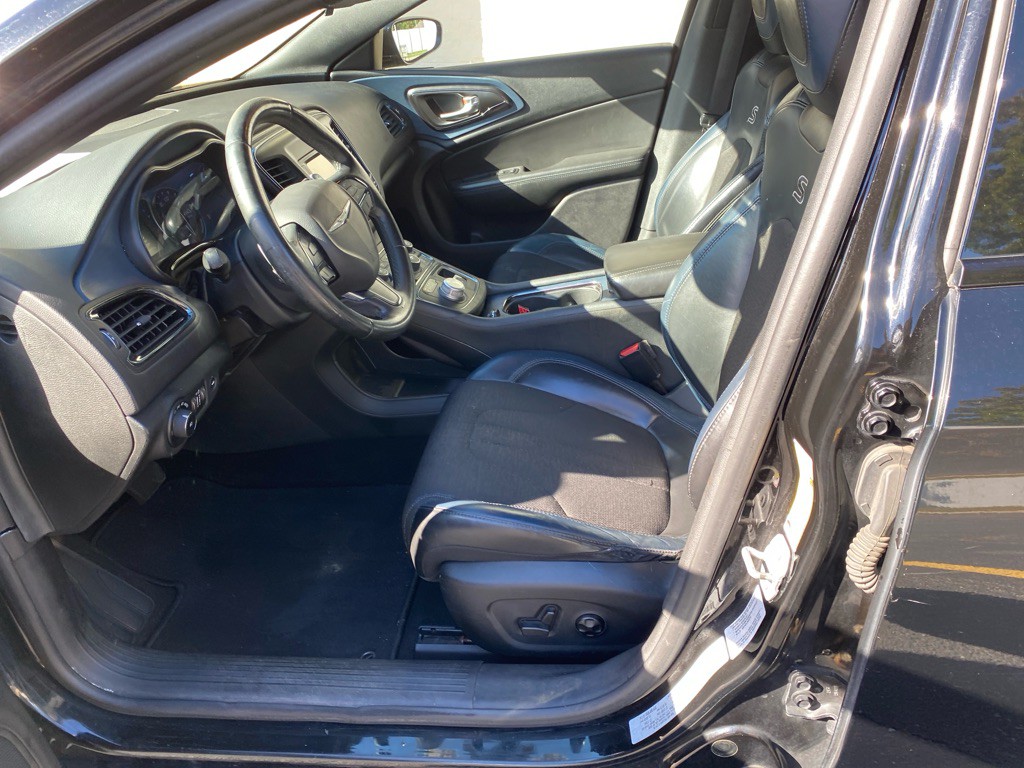 2016 Chrysler 200 Image 9