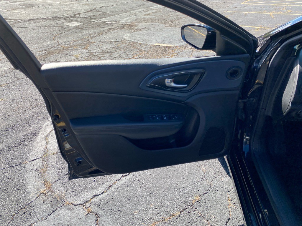 2016 Chrysler 200 Image 10