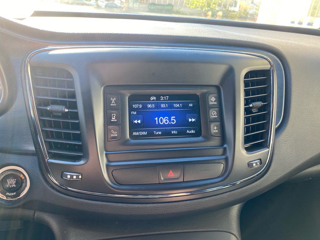 2016 Chrysler 200 Image 12