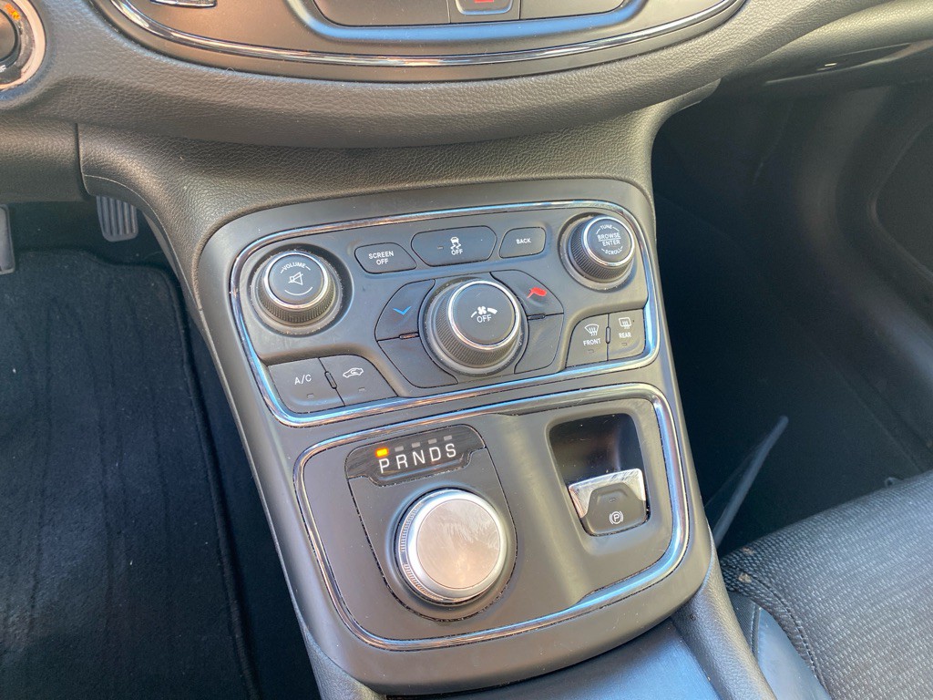 2016 Chrysler 200 Image 14