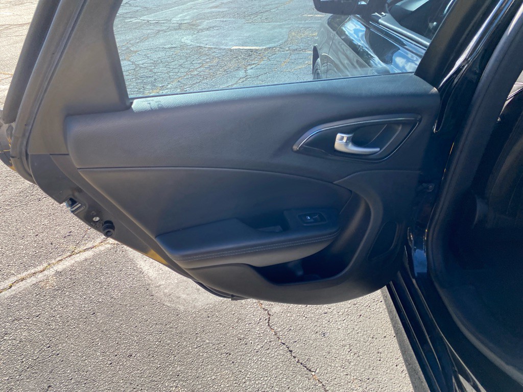 2016 Chrysler 200 Image 17
