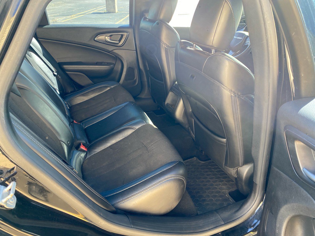 2016 Chrysler 200 Image 19