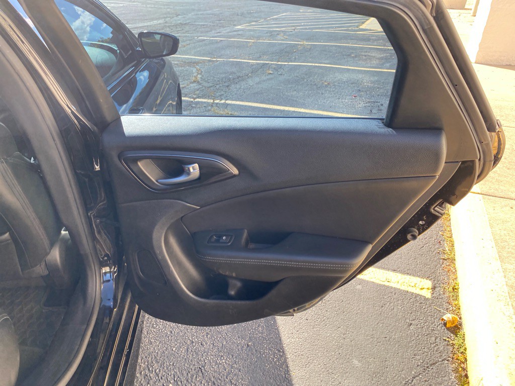 2016 Chrysler 200 Image 20
