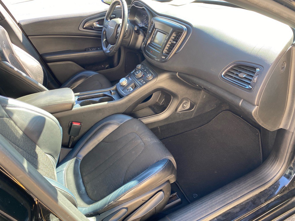 2016 Chrysler 200 Image 21