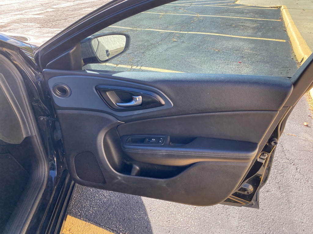2016 Chrysler 200 Image 22