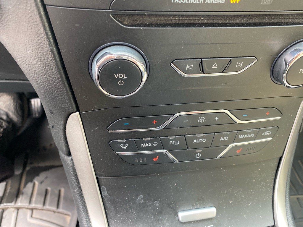 2016 Ford Edge Image 16