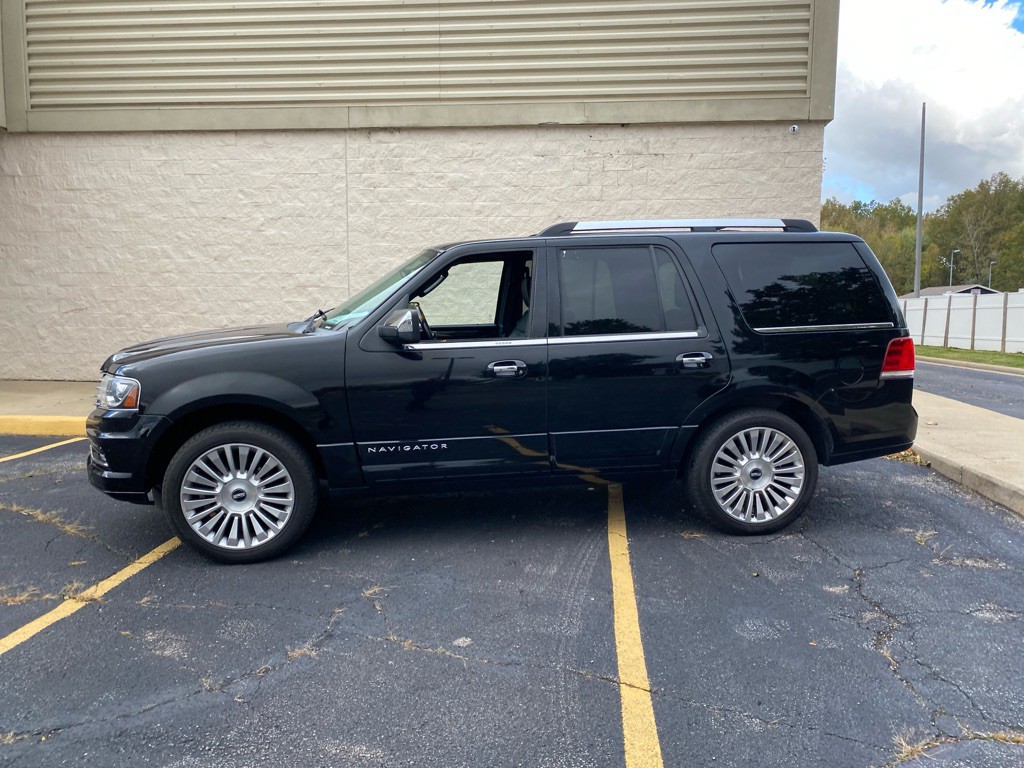 2016 Lincoln Navigator Image 2
