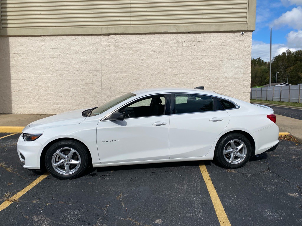2017 Chevrolet Malibu Image 2