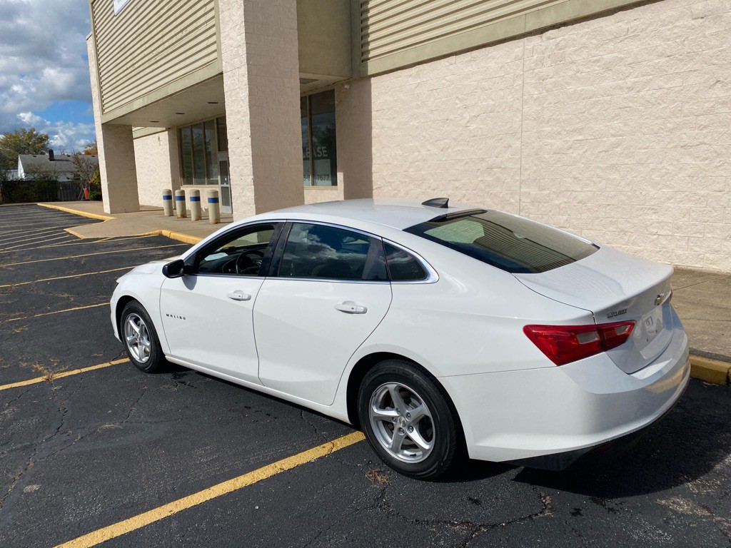2017 Chevrolet Malibu Image 3