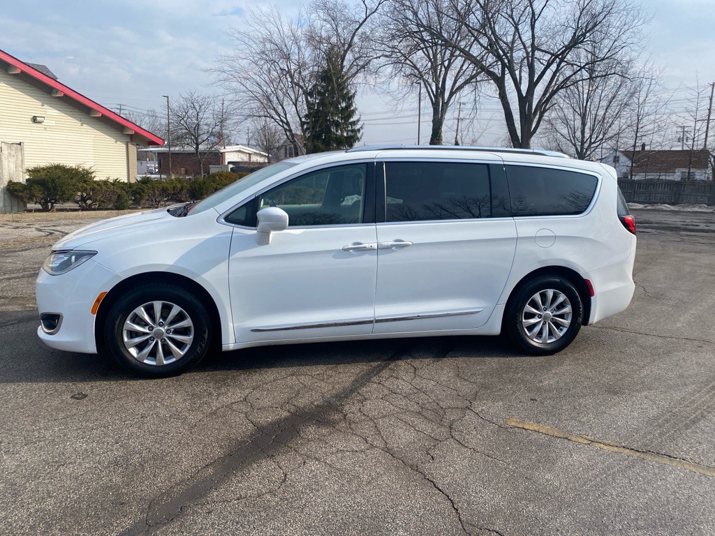 2018 Chrysler Pacifica Image 2