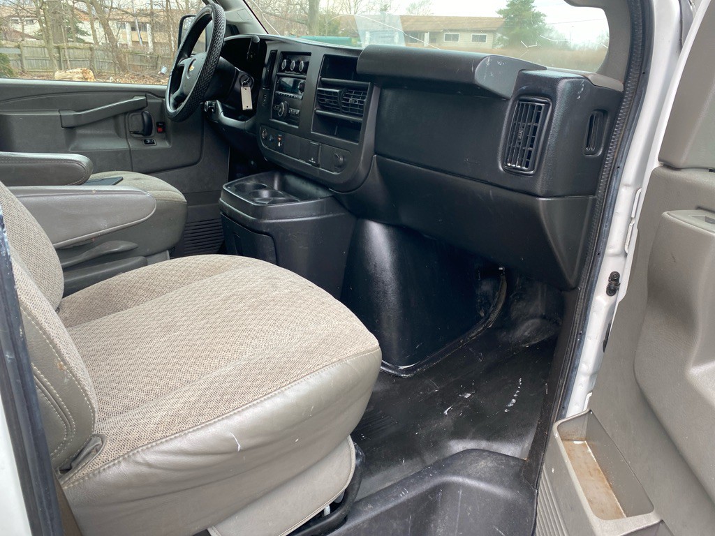 2016 Chevrolet Express Image 19