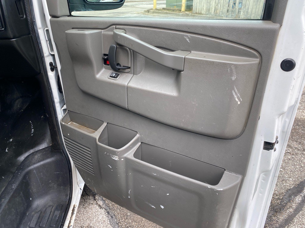 2016 Chevrolet Express Image 20