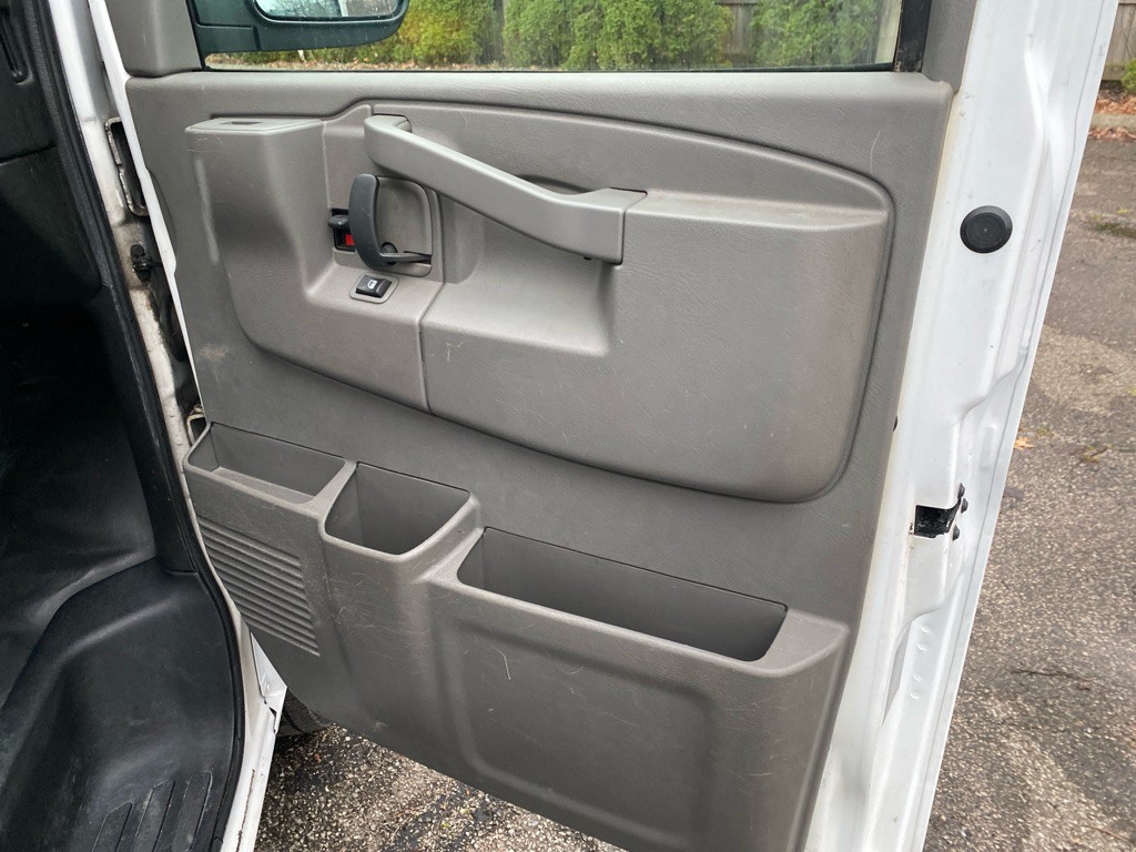 2016 Chevrolet Express Image 25