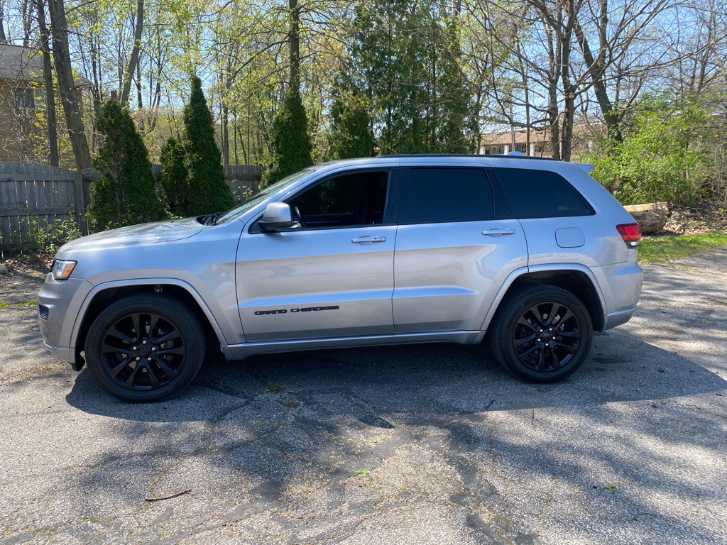 2017 Jeep Grand Cherokee Image 2