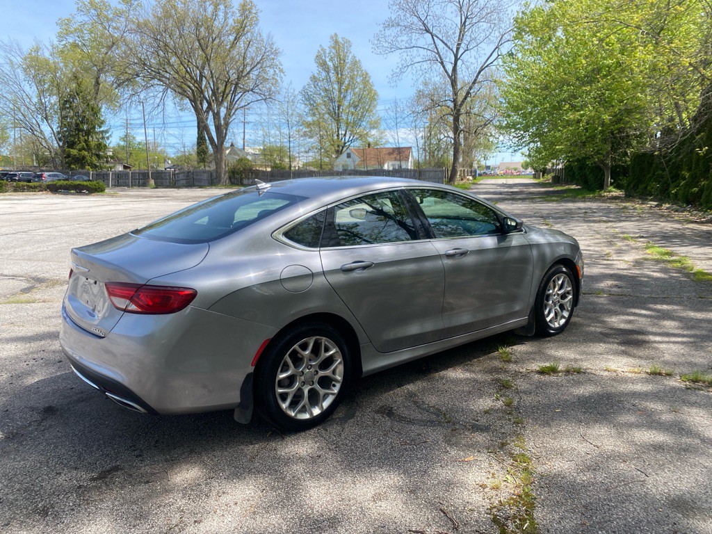 2016 Chrysler 200 Image 4