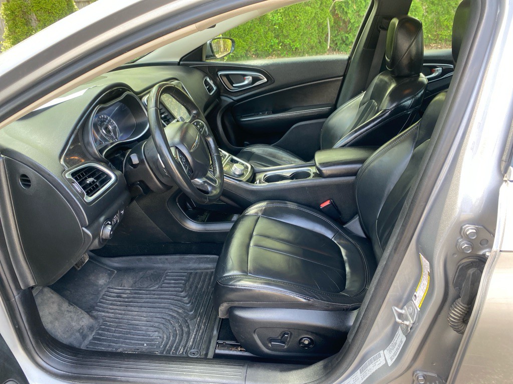 2016 Chrysler 200 Image 8
