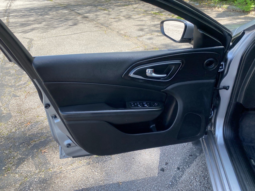2016 Chrysler 200 Image 9
