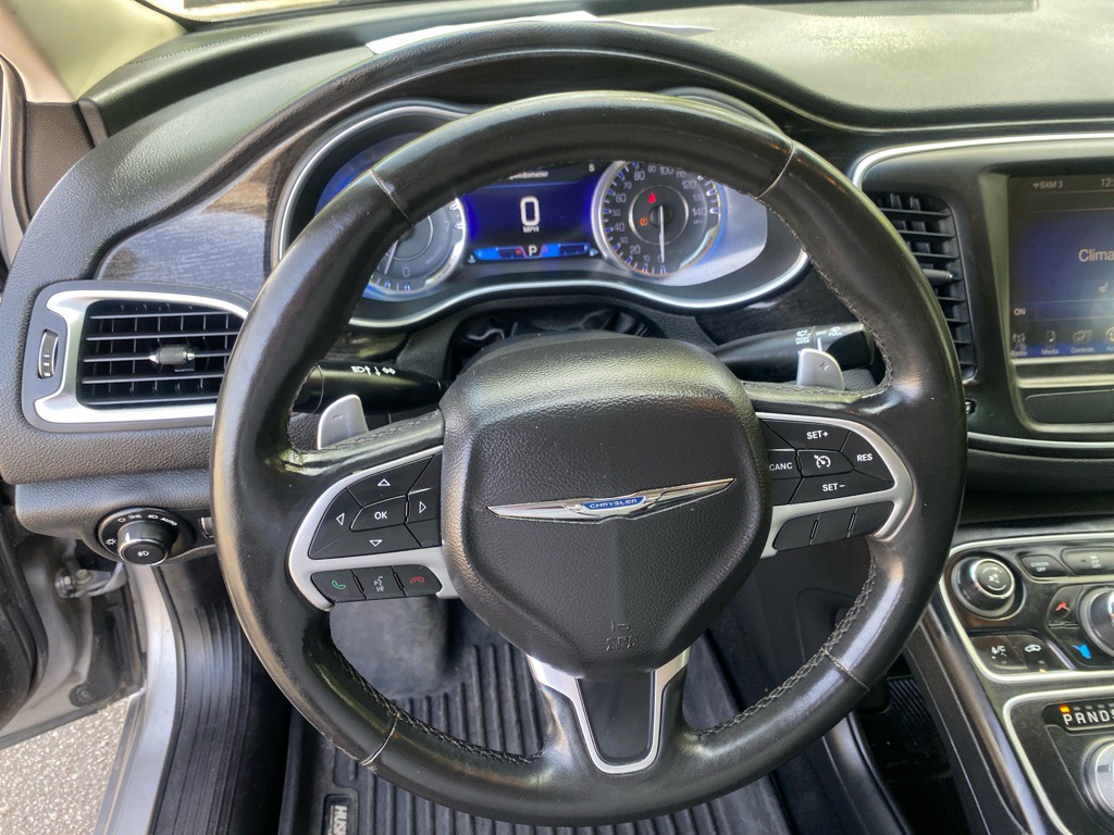 2016 Chrysler 200 Image 10